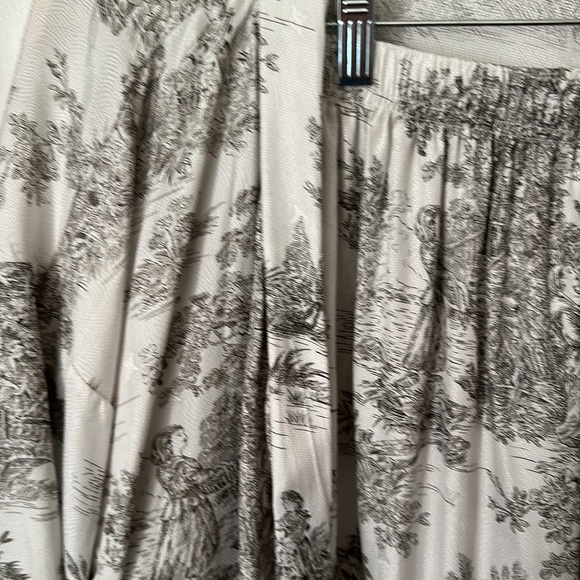 Nothing fits But VEGAN SILK ROBE & PANTS SET - Picture 7 of 8